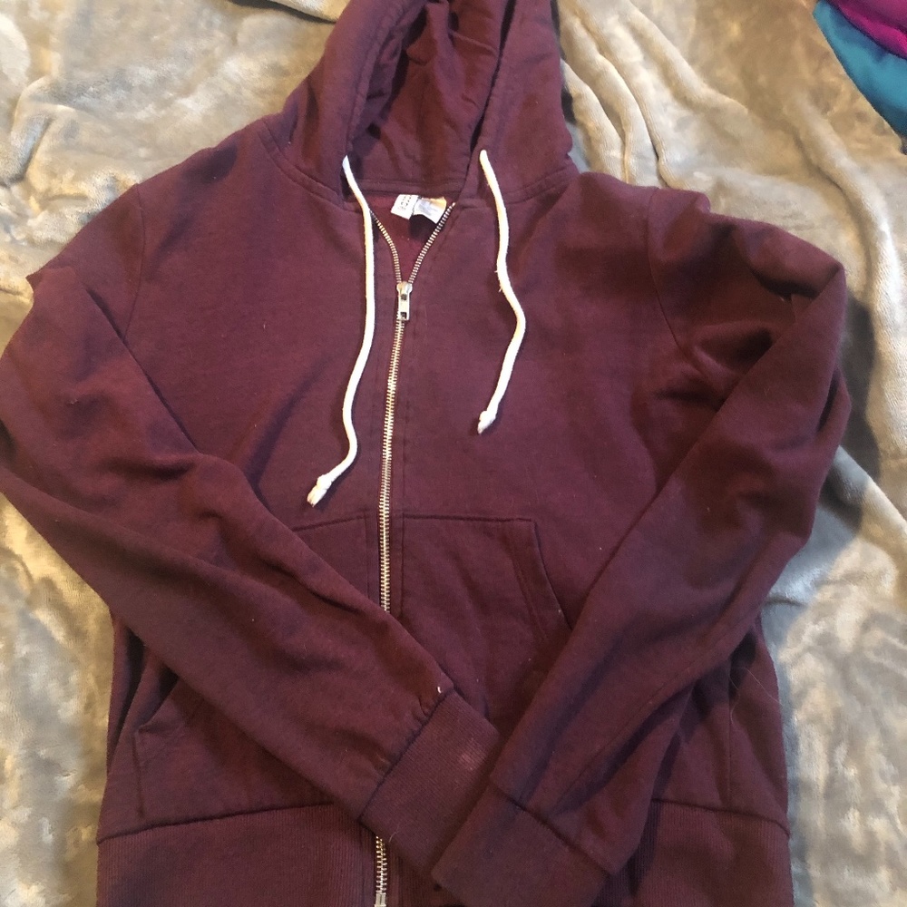 casual maroon zip up hoodie